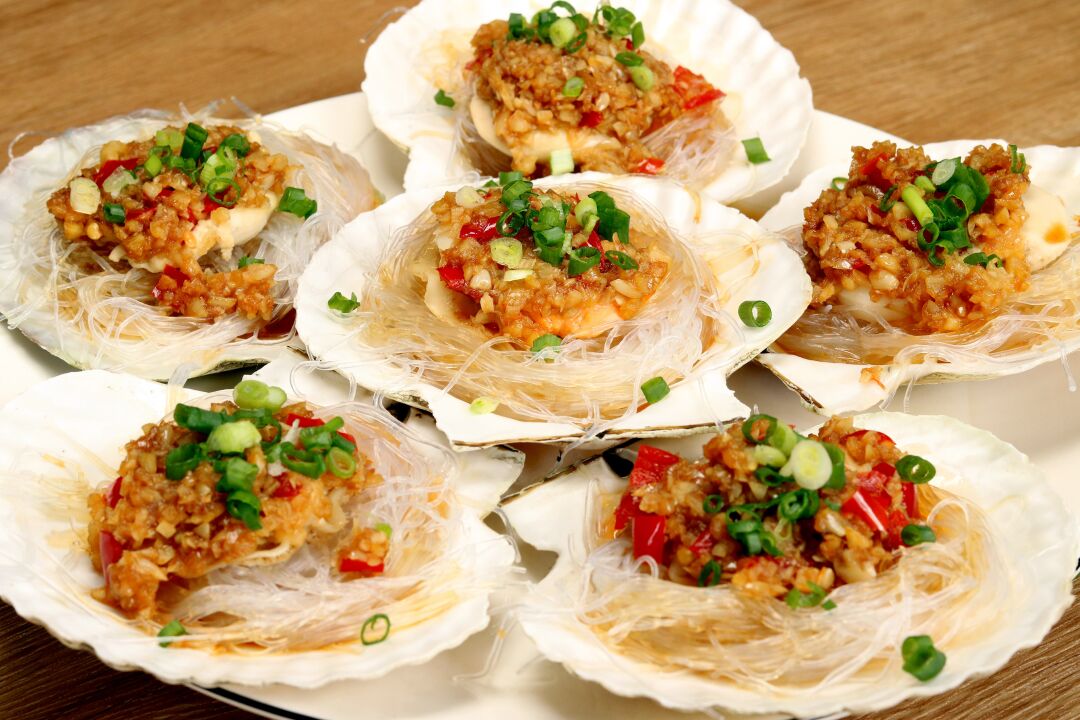 你一定要试试,这样做出来的蒜蓉粉丝蒸扇贝跟饭店一样好吃