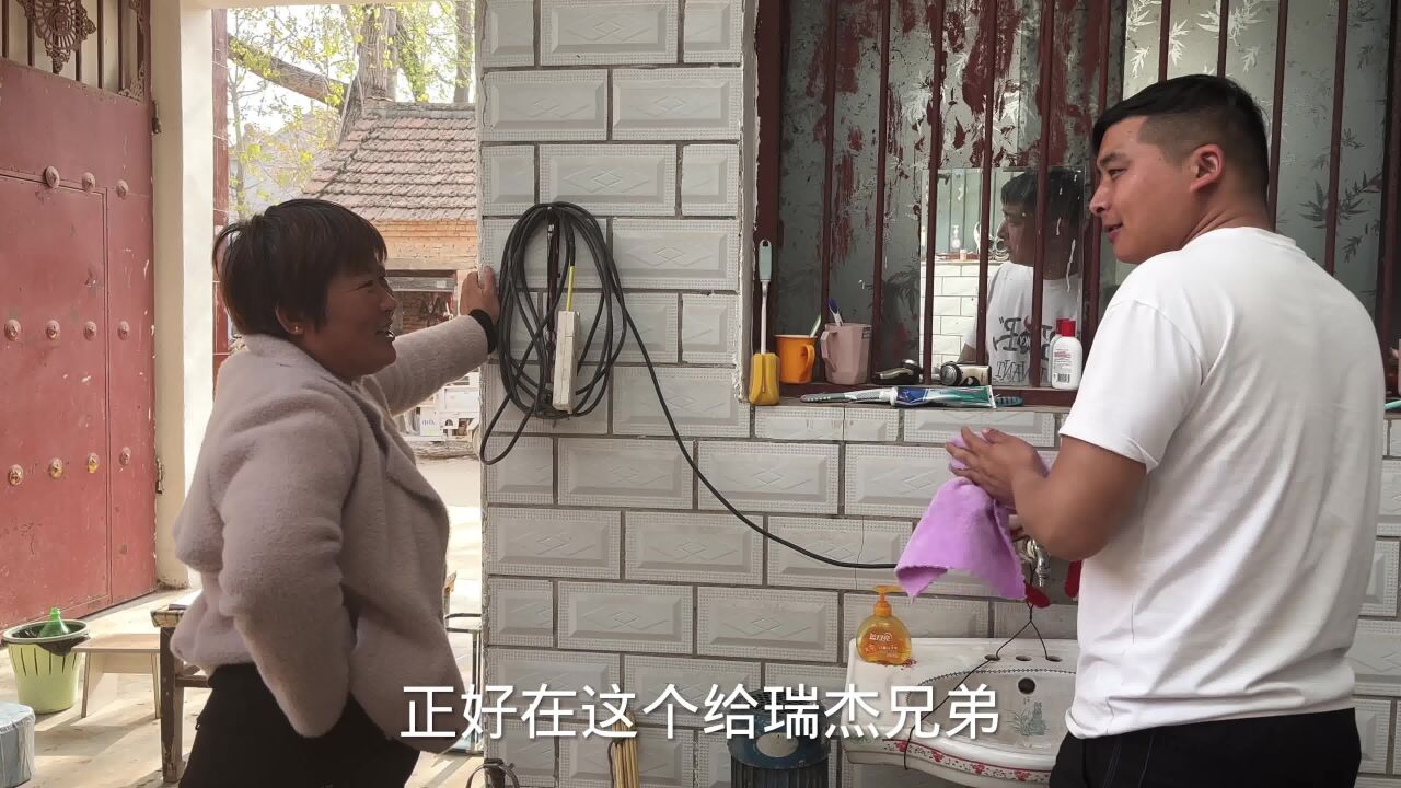 农忙季节马上要到了,丈母娘让阿董做上门女婿,还把银行卡交给他