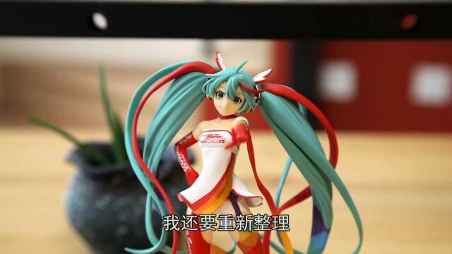 初音未来的乐谱被风吹走了,小猪佩奇拿来订书器帮初音解决了问题