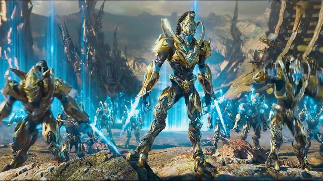 神族战士惨遭虫群围攻,下一刻传送水晶闪耀,无数神族精锐降临