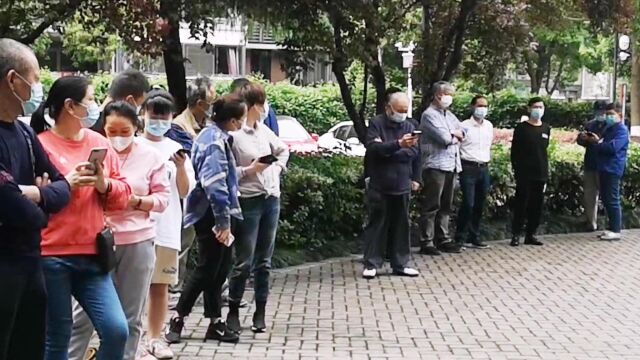 笔者随后拍的无锡市民热情排队做核酸的场景