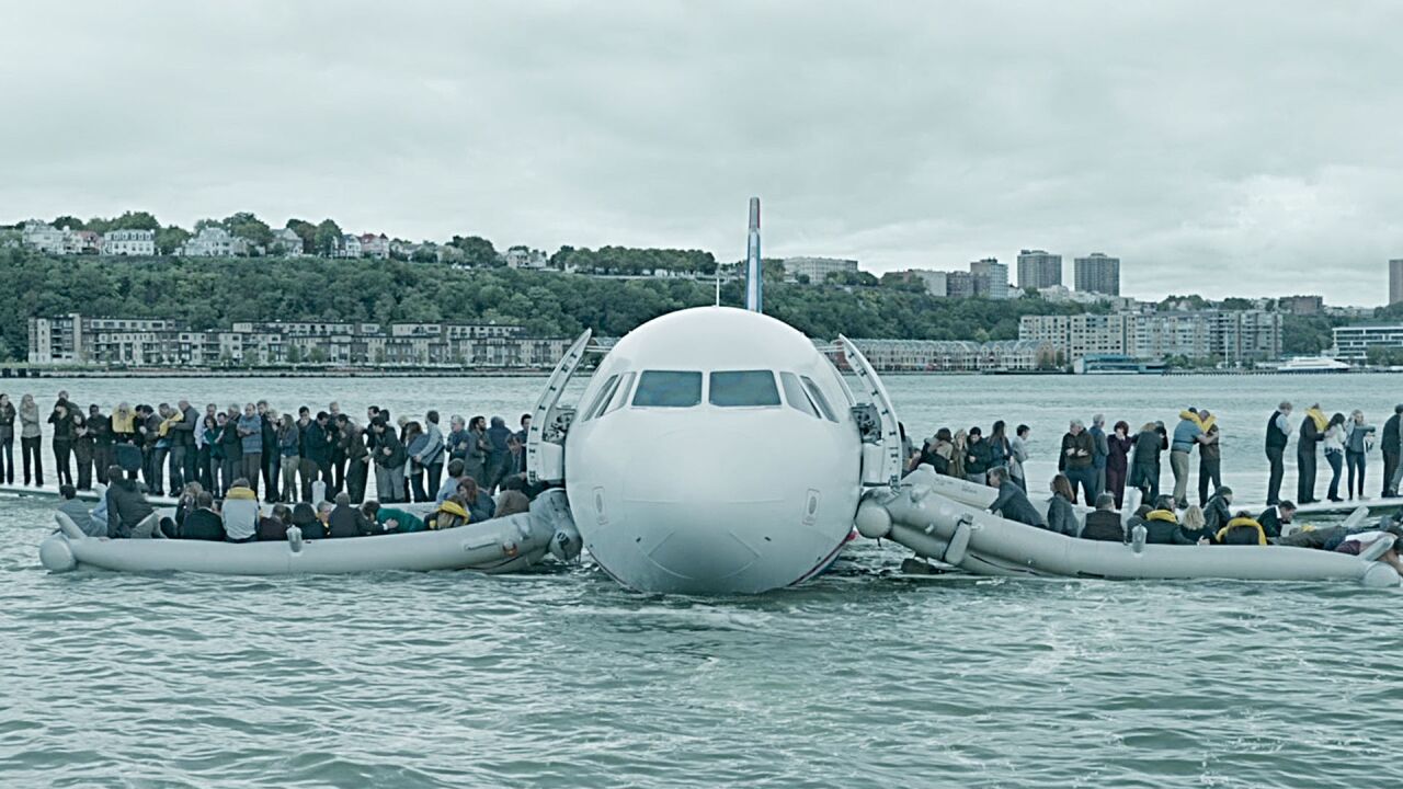 真實事件改編的空難電影:發動機失效迫降河面,機上155人生還(中)