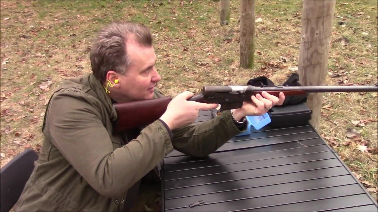 慢动作回放:早期的雷明顿8半自动步枪,每次加弹5发,靶场射击