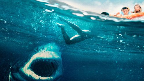 《大浪白鲨》三男两女被鲨鱼屠戮殆尽，美女独自下海干掉大白鲨！
