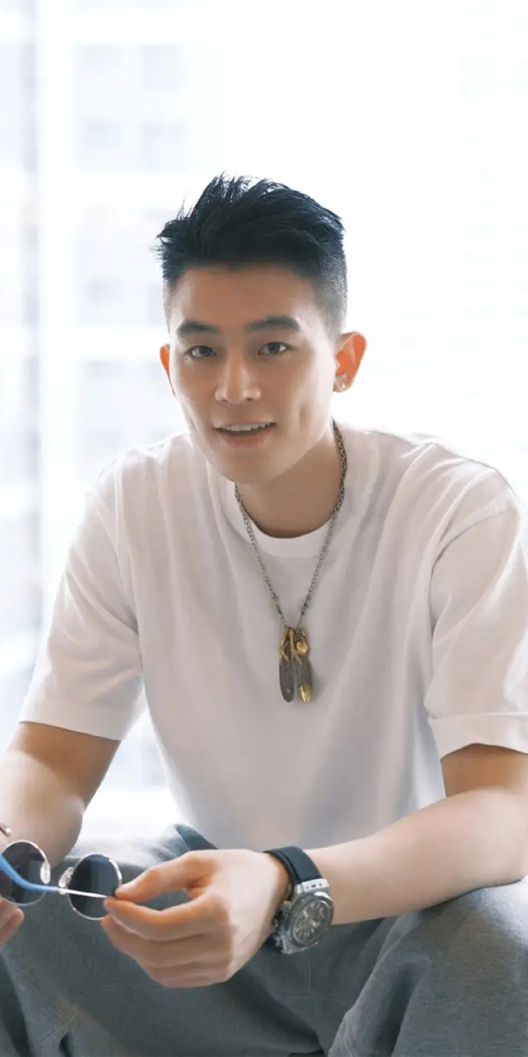 海清的房塌了?欧豪被拍到与女子搂腰拥抱,搭肩搂腰获众人起哄