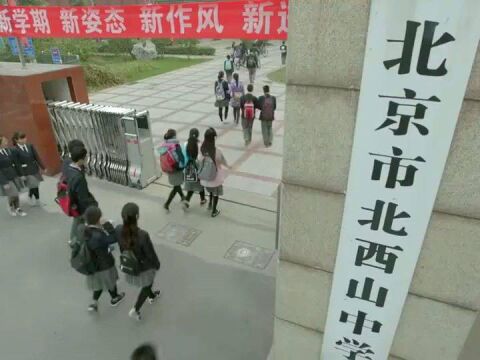 精彩影视大会上,文洁中途离开去接留学中介的电话,惹得凯瑞很不满