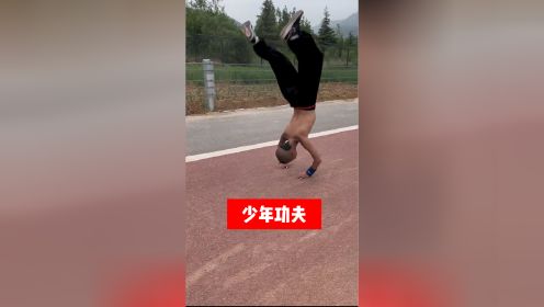 连续后空翻，少年果然真功夫！