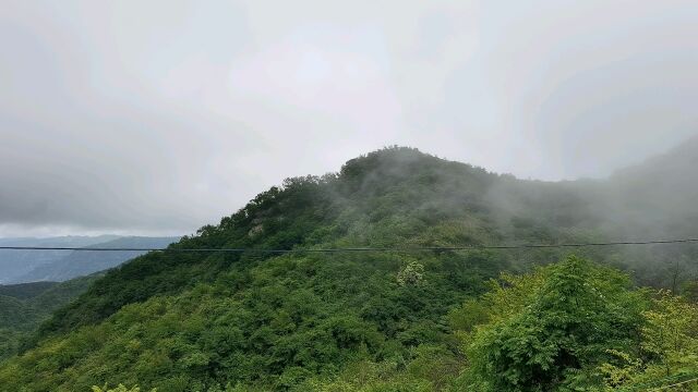 山顶的风景 是乡愁 也是情愁 一缕缕 似乎飘进心里.