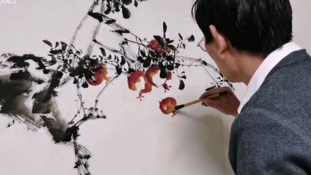 著名花鸟画家李法良老师正在现场作画中