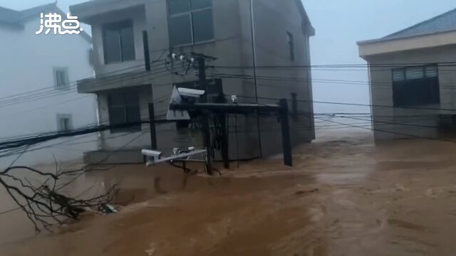 江西上饶出现特大暴雨:多地房屋被淹 部分村镇断电断网