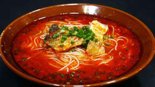湖南特色美食“郴州鱼粉”，鲜辣好吃又美味，嗦起来真过瘾