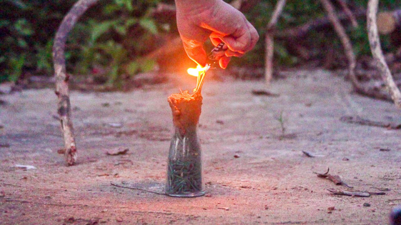 将100根鞭炮引线放入玻璃瓶中,点燃引线后会发生什么?