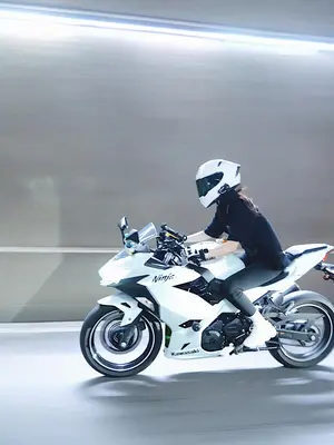 女生有点脾气很正常 哪有玫瑰不带刺#机车 #女骑