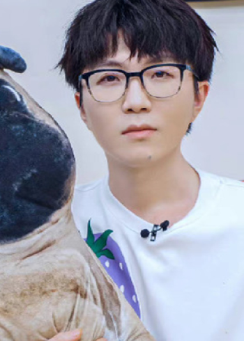 张歆艺模仿毛不易参加聚会!被30几个姐姐围绕,仿佛唐僧误入盘丝洞