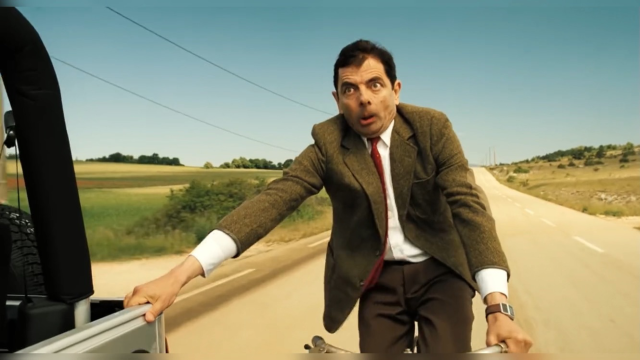 憨豆骑老式自行车飙车,在众人面前独领风骚,太搞笑了09980909