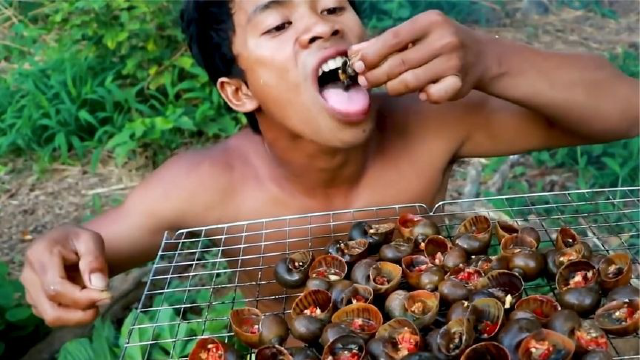 福寿螺体内含有大量寄生虫,而小哥却拿来当饭吃,究竟为什么