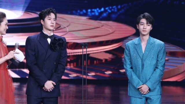 王俊凯王一博微博电影之夜同框好养眼,两个人同款站姿也是很有默契