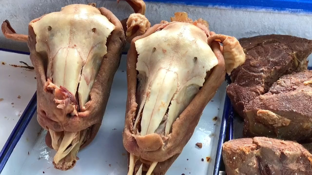 五香羊头肉煮得软烂,用手就能把肉扒下来,肉切大块捏着吃更过瘾