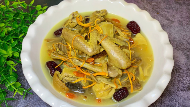 我家孩子最爱喝的松茸菌菇鸽子汤这样炖,肉嫩软烂,味道鲜美又好喝