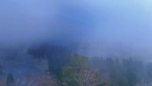 在南方潮湿多雨,云层较低 ,大多几百米高,尤其山区,经常雾气蒙蒙,犹如仙境.