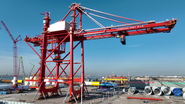 我国新一代高效穿越式双小车岸桥 在华电重工曹妃甸制造基地成功下线