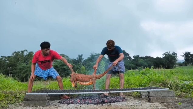 两个小哥野外烧烤,这烤肉手法也真是绝了小肉滋滋冒油,看着都流口水了