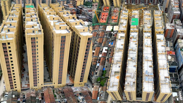 网友航拍到一奇葩小区,楼间距小到不敢相信,得知名字网友炸锅了