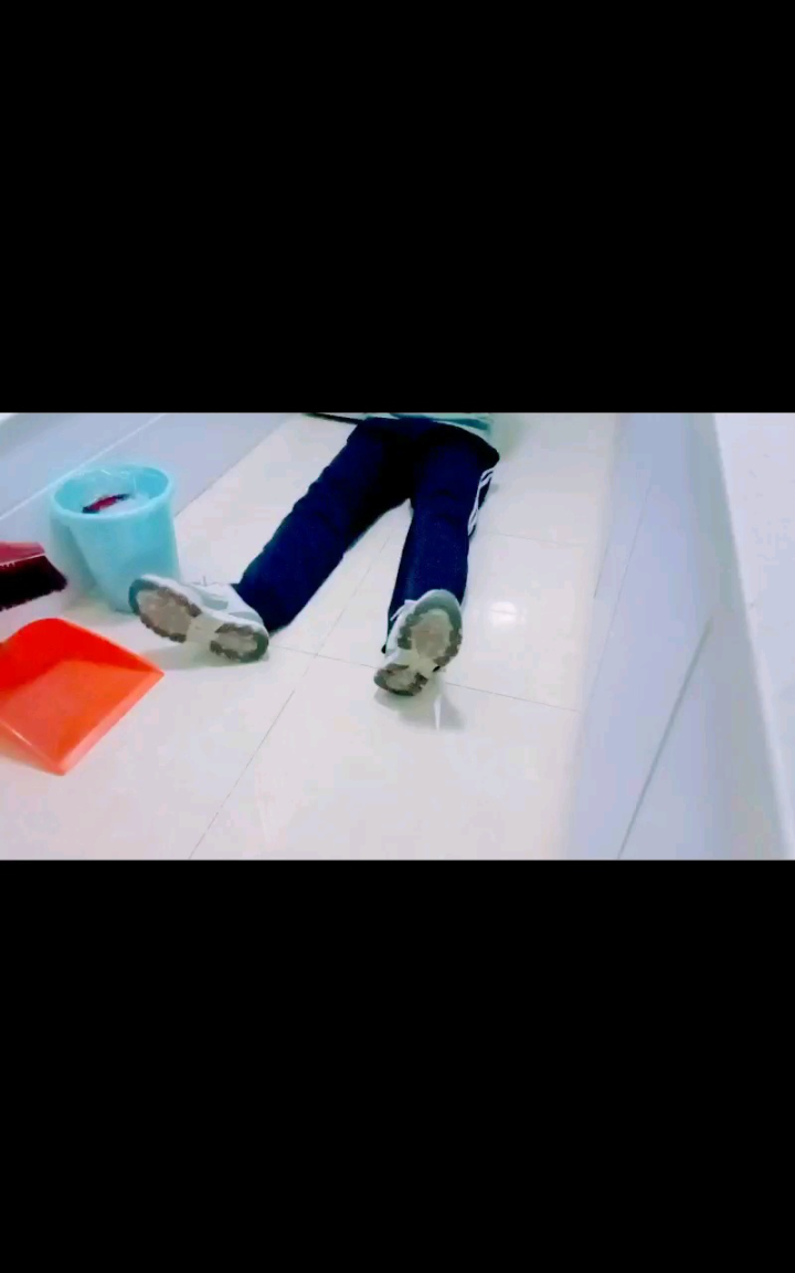 男孩光脚被勒死挣扎_高清