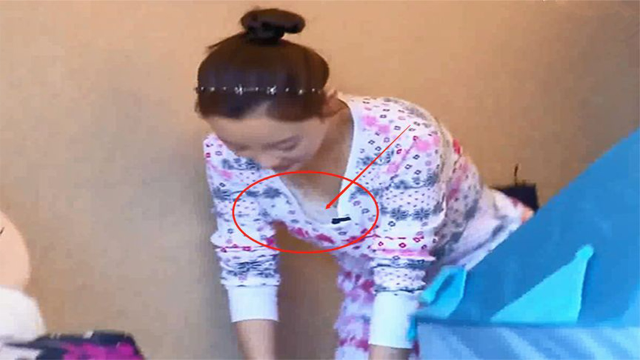 李小璐忘记穿v领睡衣,低头弯腰抱起了甜馨,下秒粉丝疯狂截图!