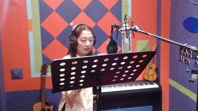 美女演唱歌曲《特别的人》表达了爱是彼此的互相付出,嗓音独特!