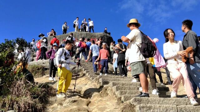 热闹的深圳梧桐山顶!