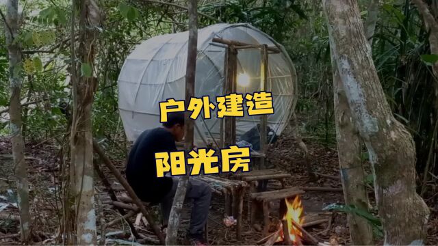 热带雨林里面用塑料布搭建一个阳光房野炊露营.