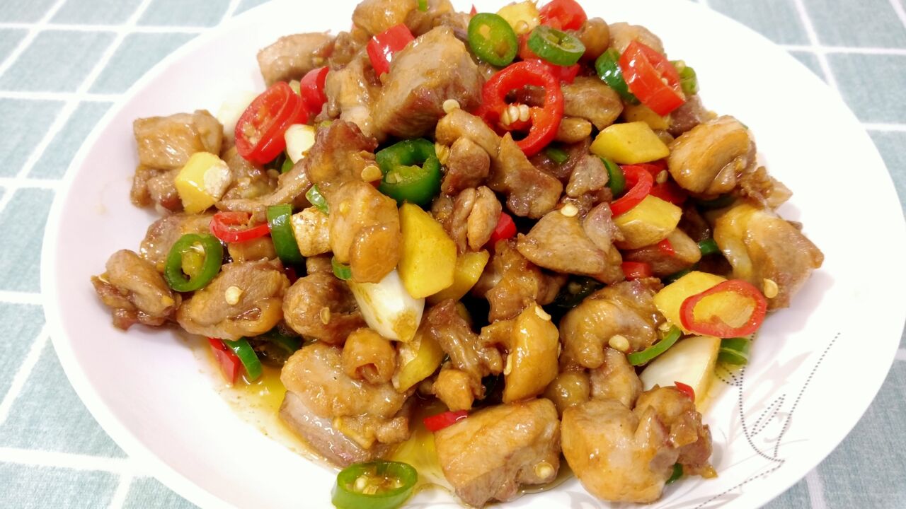 大厨教你"双椒小煎鸡"家常做法,诀窍全在这里,鲜香入味巨好吃