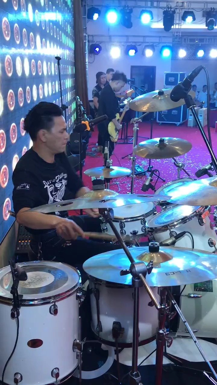 小型乐队演出现场