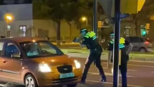 萨拉戈萨无证司机拒绝下车 警察持枪将其逮捕