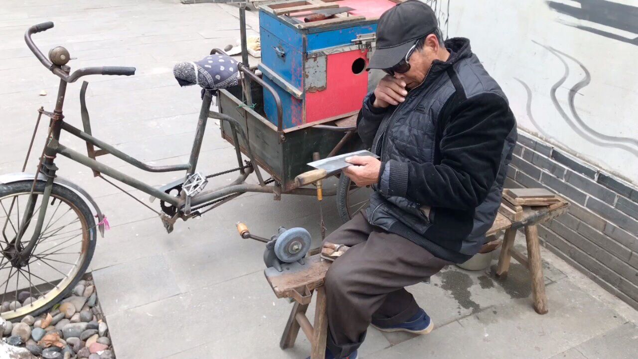“磨剪子唻——戗菜刀——”,听到这久违的吆喝声。我们来近距离感受下磨刀匠这门古老的传统技艺。_高清1080P在线观看平台_腾讯视频