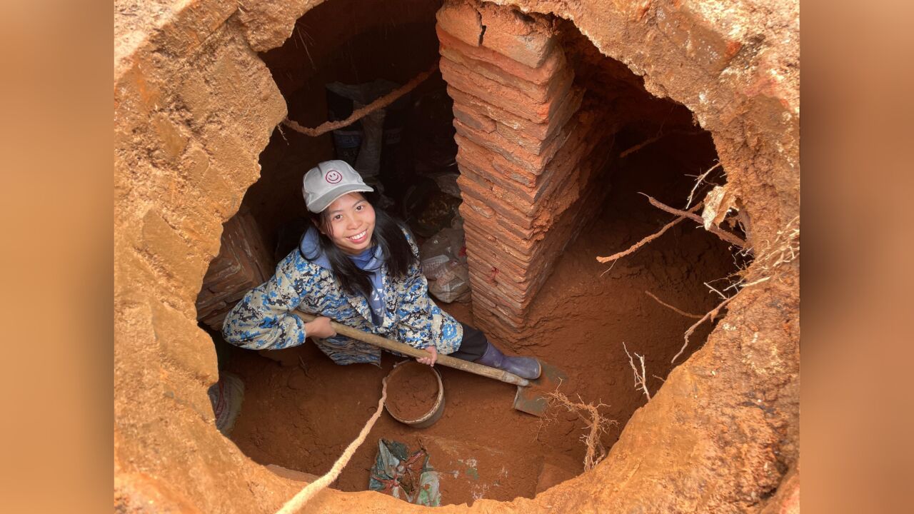 农村地窖塌了,小秀去把泥土铲掉,顺便拿了一些小黄姜!