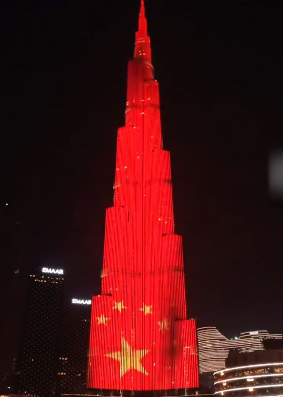 世界第一高楼迪拜塔点亮中国红身披五星红旗
