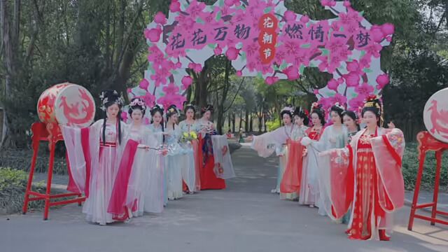 #花朝节之十二花神 #春天穿汉服去赏花呀 #春日总要来一场国风赏花 花朝节国风花神太惊艳了 ~地点:南宁花花大世界.