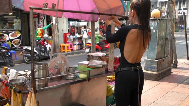 曼谷香蕉煎饼女士Roti生活中的每天都在努力工作