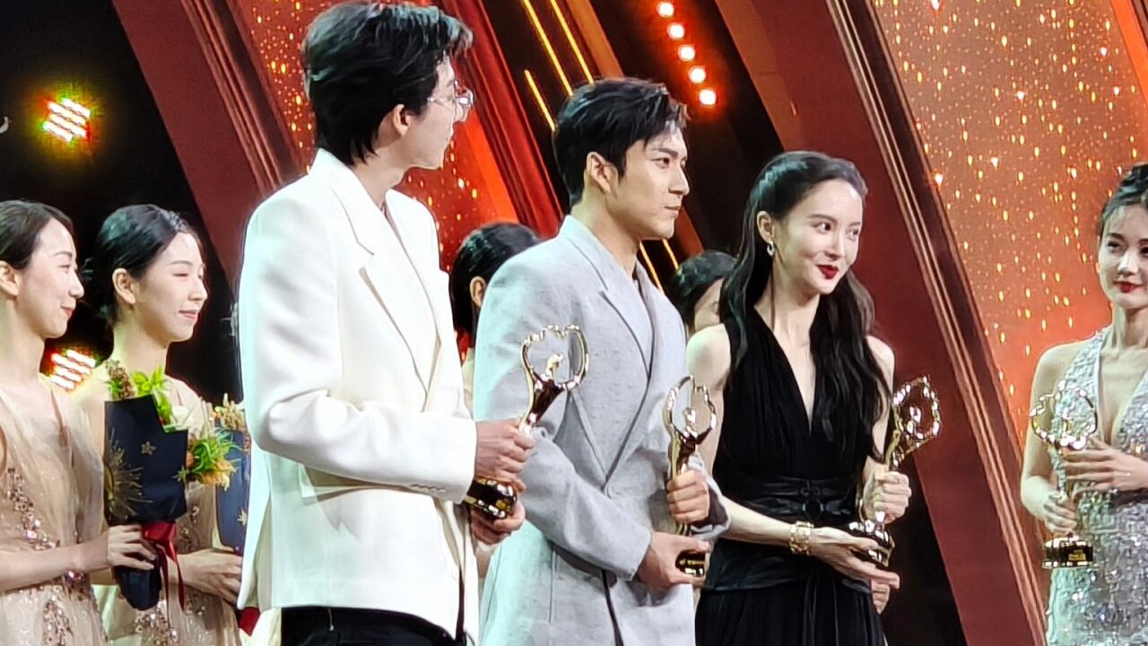 修罗场!金晨韩东君同台领奖,前任相见零交流尴尬到脚趾抠地