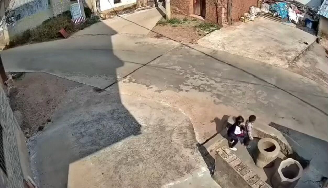 小女孩把小男孩扔进井中_腾讯视频
