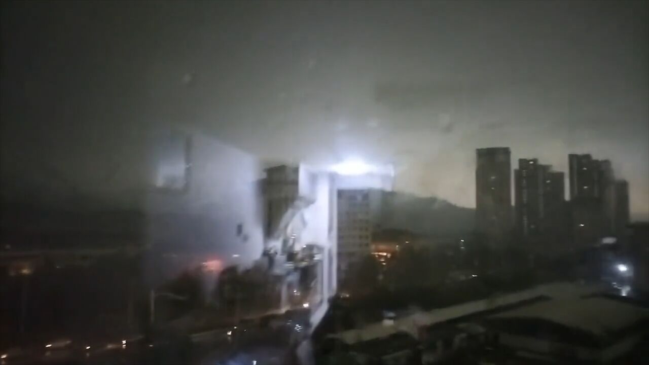 福州突降雷阵雨狂风大作 一秒白天变成黑夜 市民拍下现场一幕_腾讯视频