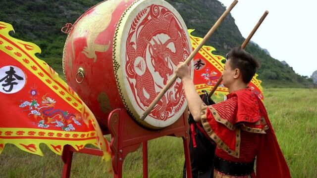 李氏家族人丁兴旺,子孙遍布华夏,乃至海外,人数达到1亿多,以一首《风云》改编的歌曲,献给李氏家族,祝愿李氏家族,世代荣昌!