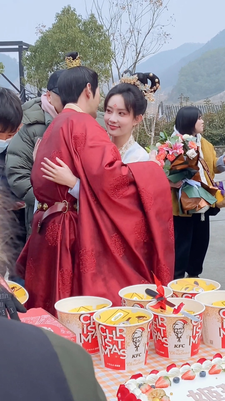 徐正溪孟子义新剧花琉璃轶闻杀青花絮,甜蜜拥抱,大结局了,好舍不得花