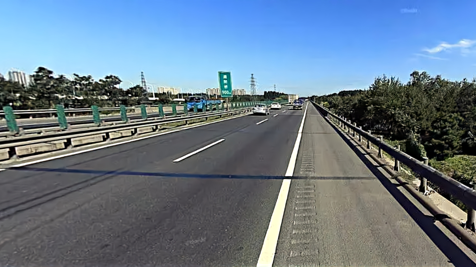 北京东六环一槽罐车侧翻起火 现场发现2名死者