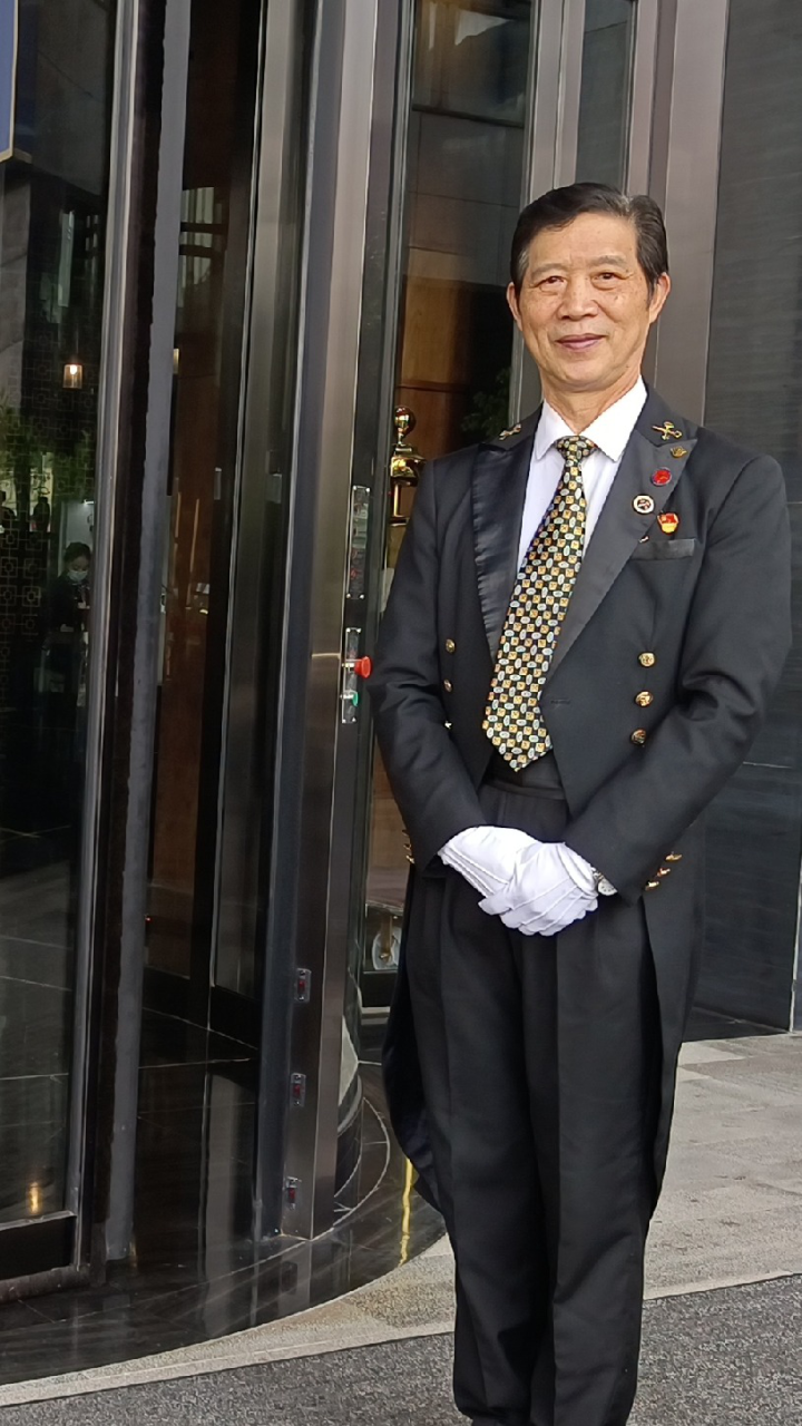 72岁老人从事门童工作会五国问候语:他的微笑就像春天般温暖