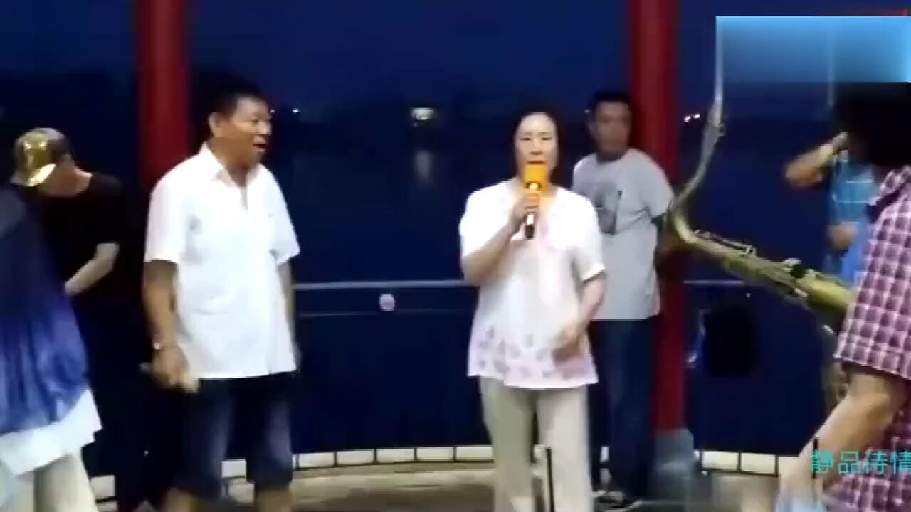 听了这位大姐的"演唱,杨春霞也蒙圈了