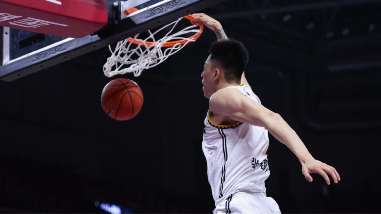 张镇麟23分集锦:全场4记扣篮都是五佳球 关键三分击败北京队