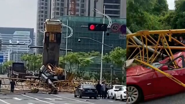 浙江嘉兴吊车吊臂倒塌致小车被砸瘪?当地:初步核实致1人死亡